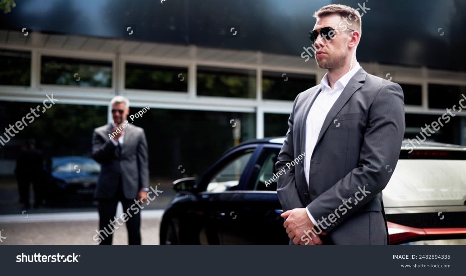 Security Guard schützt Executive am Luxusfahrzeug